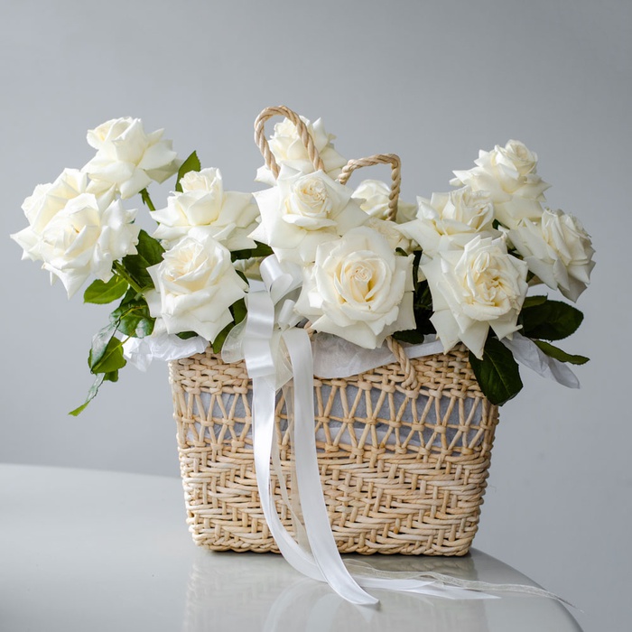 Квіти в плетеній сумці "Білосніжна Плая Бланка"