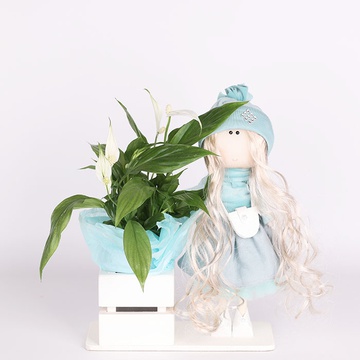 Інтер'єрна лялька з рослиною спатіфілум