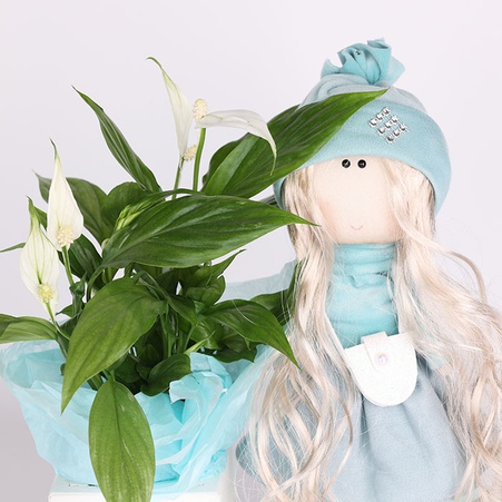 Интерьерная кукла с растением спатифилум